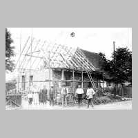 098-0002 Hausbau in Sielacken 1932. Vor dem Haus die Familie Wittke.jpg